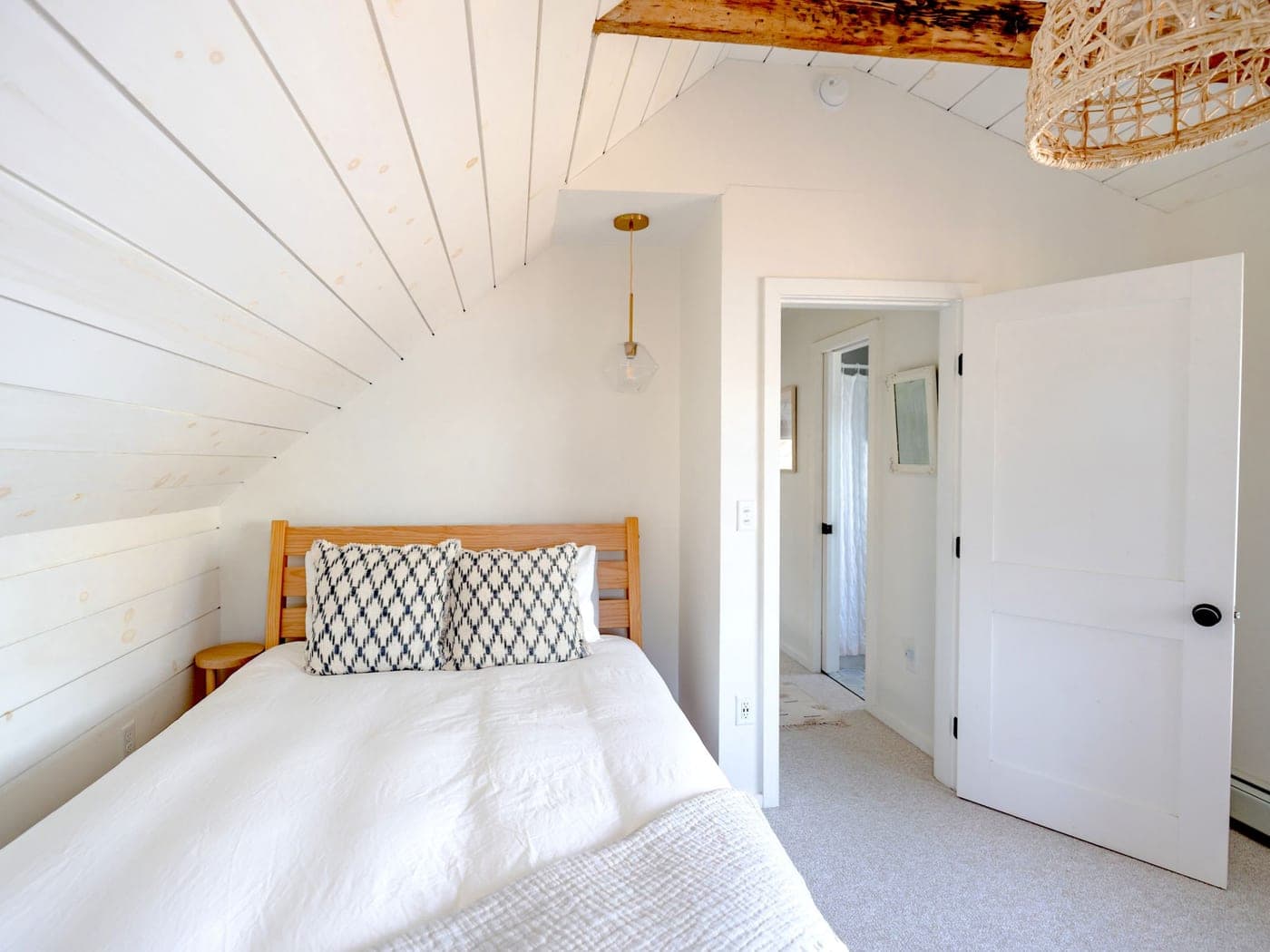 Chambre claire et rangée d'un logement inoccupé